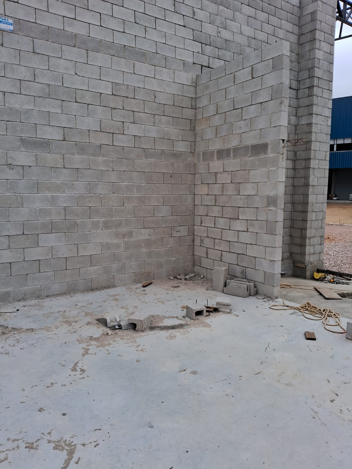 Parede de blocos de concreto finalizada em obra comercial