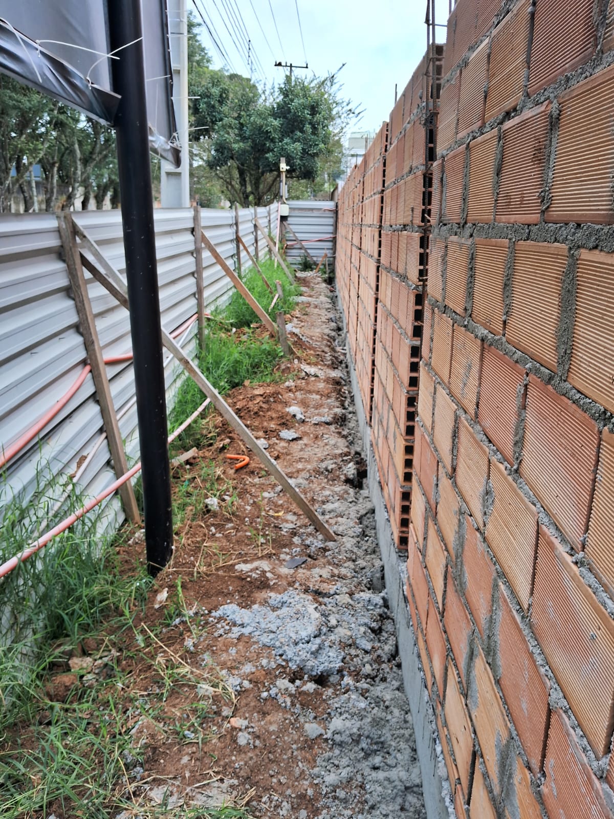 Muro de bloco de concreto executado pela JLB Serviços em Curitiba