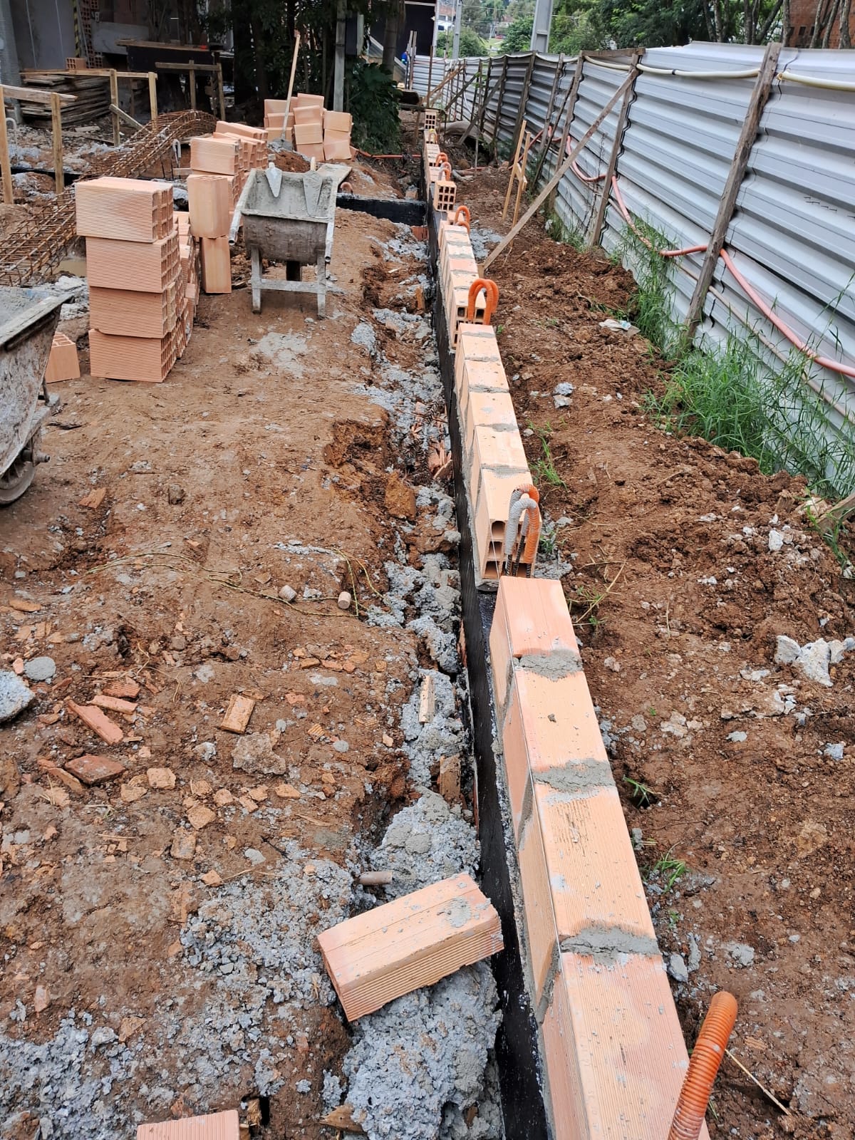 Fundação e início de muro em tijolos