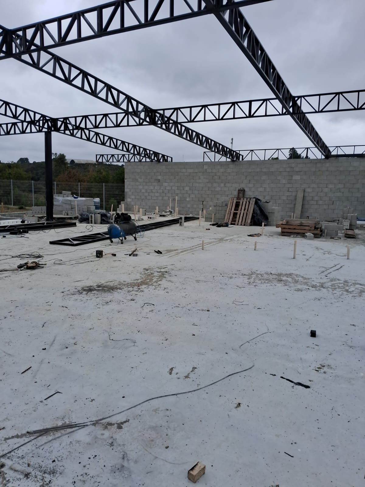 Estrutura metálica de galpão em construção