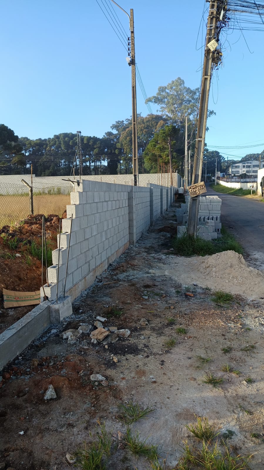 Muro de blocos de concreto em execução